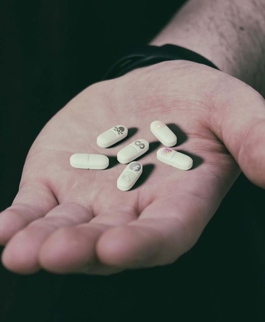 pills, medicine, pharma, healthcare, painkiller, happy, seeks, capsule, creative, social media, recipe, chemistry